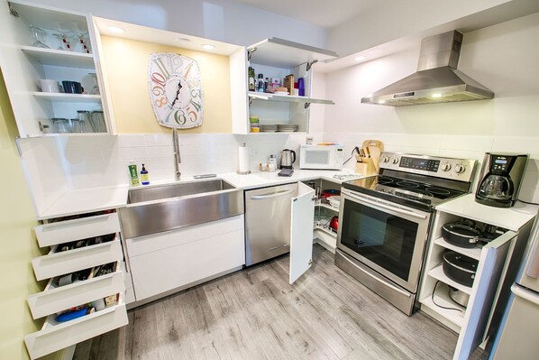 Apartment, 1 King Bed with Sofa bed, Patio, Garden View (9th - #925 - Apt 20) | Private kitchen