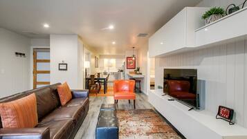 Căn hộ, 1 giường cỡ king và sofa giường, sân hiên, quang cảnh vườn (9th - #925 - Apt 20) | Khu phòng khách