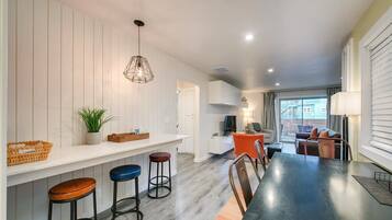 Apartment, 1 King Bed with Sofa bed, Patio, Garden View (9th - #925 - Apt 20) | Private kitchen | Fridge, microwave, oven, stovetop