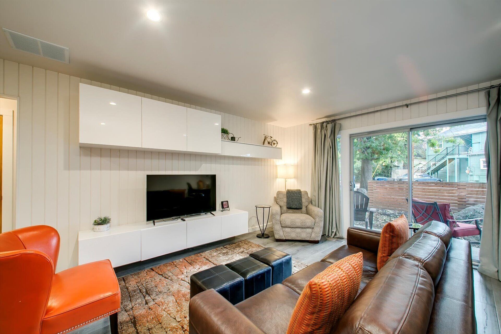 Apartment, 1 King Bed with Sofa bed, Patio, Garden View (9th - #925 - Apt 20) | Living area