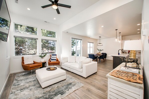 Living area - Crossroads Retreat (Boise)