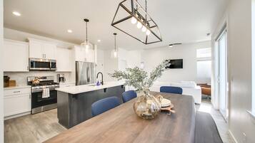 House, Multiple Beds, Hot Tub, Garden View (Pineview - #1527) | Private kitchen | Fridge, microwave, oven, stovetop