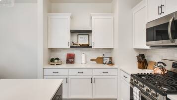 Rumah, Beberapa Tempat Tidur, hot tub, pemandangan kebun (Pineview - #1527) | Dapur pribadi | Lemari es, microwave, oven, dan kompor