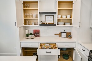 House, Multiple Beds, Hot Tub, Garden View (Pineview - #1527) | Private kitchen | Fridge, microwave, oven, stovetop - Crossroads Retreat (Boise)