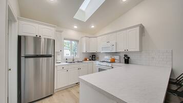 House, Multiple Beds, Patio, Garden View (31st - #2517) | Private kitchen | Fridge, microwave, oven, stovetop