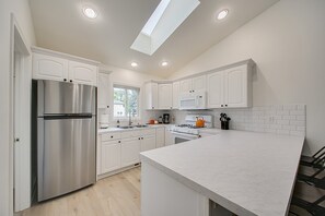 Casa, varias camas, patio, vista al jardín (31st - #2517) | Cocina privada | Refrigerador, microondas, horno y parrilla de estufa 