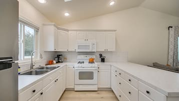 House, Multiple Beds, Patio, Garden View (31st - #2517) | Private kitchen | Fridge, microwave, oven, stovetop