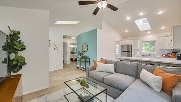 House, Multiple Beds, Patio, Garden View (31st - #2517) | Living area