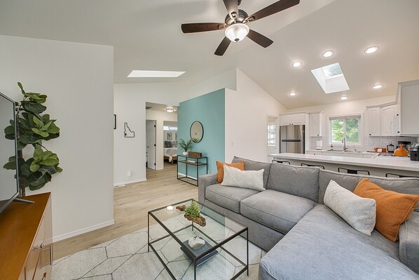 Casa, varias camas, patio, vista al jardín (31st - #2517) | Área de sala de estar