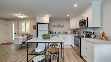 Rumah, Beberapa Tempat Tidur, dapur, pemandangan kebun (Melody - #1626) | Dapur pribadi | Lemari es, microwave, oven, dan kompor