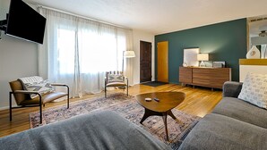 Casa, varias camas, cocina, vista al jardín (Alpine - #3015) | Área de sala de estar