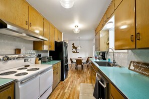 Casa, várias camas, cozinha, vista para o jardim (Alpine - #3015) | Cozinha privada | Geladeira, micro-ondas, fogão, cooktop