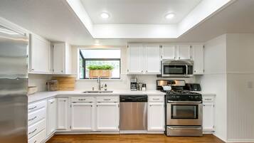 Condo, Multiple Beds, Patio, Garden View (Irene - #2405) | Private kitchen | Fridge, microwave, oven, stovetop