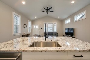 House, 2 Queen Beds, Kitchen, Garden View (Jessie - #1612) | Private kitchen | Fridge, microwave, oven, stovetop