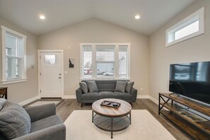 Casa, 2 camas Queen size, cocina, vista al jardín (Jessie - #1612) | Área de sala de estar