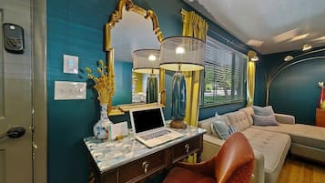 House, Multiple Beds, Kitchen, City View (Hillview - #731) | Interior