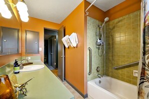Casa, varias camas, cocina, vista a la ciudad (Hillview - #731) | Baño | Amenidades de baño de diseñador, toallas, papel de baño 