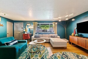 Casa, varias camas, cocina, vista a la ciudad (Hillview - #731) | Área de sala de estar