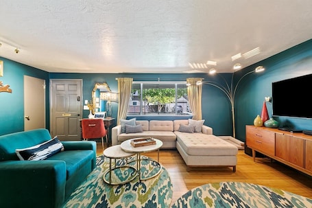 Casa, várias camas, cozinha, vista para a cidade (Hillview - #731) | Área de estar. The East End Retreat