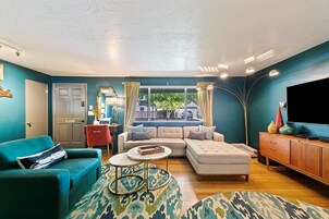 House, Multiple Beds, Kitchen, City View (Hillview - #731) | Living area