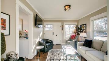 Cottage, 1 Queen Bed with Sofa bed, Kitchen, Garden View (Brumback - #2116) | Living area | MP3 dock