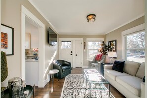 Cottage, 1 Queen Bed with Sofa bed, Kitchen, Garden View (Brumback - #2116) | Living area | MP3 dock - My Happy Place (Boise)