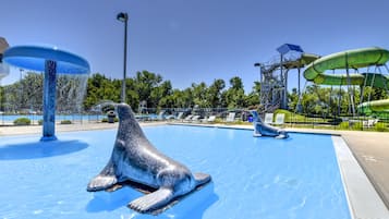 Apartemen, 1 Tempat Tidur King dengan tempat tidur Sofa, patio, pemandangan kebun (Coston - #506) | Kolam renang