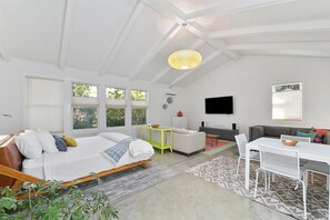 Apartment, 1 King Bed with Sofa bed, Patio, Garden View (Coston - #506) - The Modern Studio (Boise)