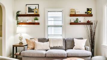 Nhà, nhiều giường, bồn tắm nước nóng, quang cảnh vườn (Grant #1408) | Khu phòng khách