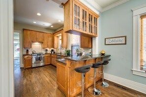 Maison, Plusieurs lits, foyer (18th - #1212) | Cuisine privée | Réfrigérateur, four à micro-ondes, un four, surface de cuisson