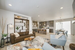 하우스, 침대(여러 개), 파티오, 정원 전망 (Cyrus - #1655) | 거실 공간 | 벽난로