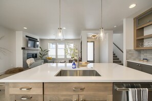 하우스, 침대(여러 개), 파티오, 정원 전망 (Cyrus - #1655) | 전용 주방 | 냉장고, 전자레인지, 오븐, 쿡탑