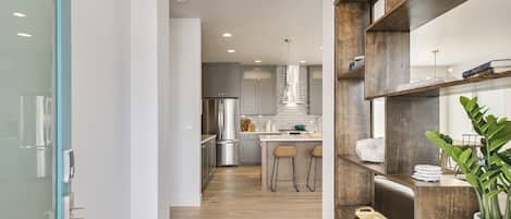 Talo, useita sänkyjä, patio, näköala puutarhaan (Cyrus - #1655) | Yksityinen keittiö | Jääkaappi, mikroaaltouuni, uuni, liesi