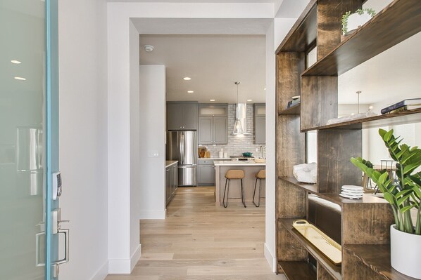 하우스, 침대(여러 개), 파티오, 정원 전망 (Cyrus - #1655) | 전용 주방 | 냉장고, 전자레인지, 오븐, 쿡탑