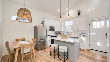 House, 1 Queen Bed with Sofa bed, Fireplace, Garden View (Rossi - #1413) | Private kitchen | Fridge, microwave, oven, stovetop
