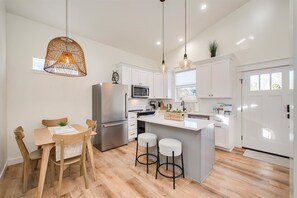 House, 1 Queen Bed with Sofa bed, Fireplace, Garden View (Rossi - #1413) | Private kitchen | Fridge, microwave, oven, stovetop