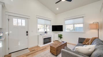 House, 1 Queen Bed with Sofa bed, Fireplace, Garden View (Rossi - #1413) | Living area | Fireplace