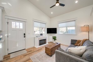 Casa, 1 cama Queen size y sofá cama, chimenea, vista al jardín (Rossi - #1413) | Área de sala de estar | Chimenea