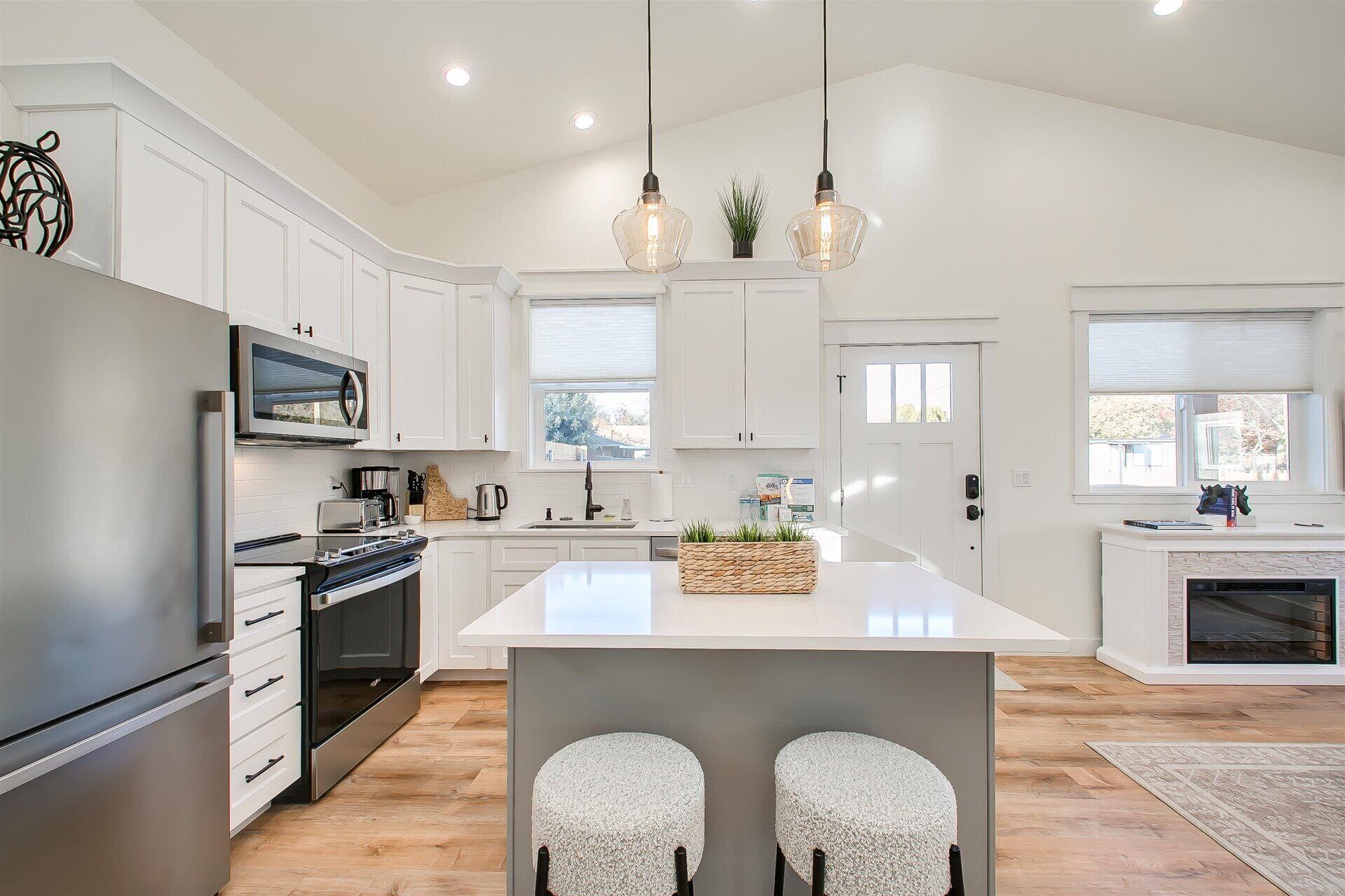 ハウス クイーンベッド 1 台ソファーベッド付き 暖炉 ガーデンビュー (Rossi - #1413) | 専用キッチン | 冷蔵庫、電子レ  ンジ、オーブン、コンロ