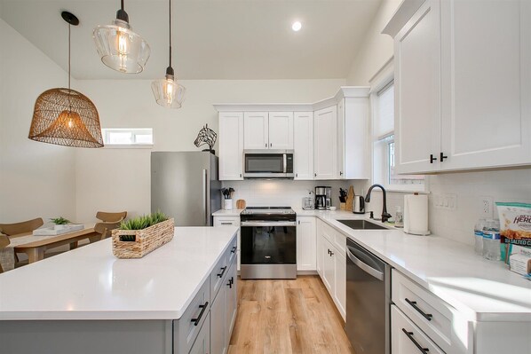 House, 1 Queen Bed with Sofa bed, Fireplace, Garden View (Rossi - #1413) | Private kitchen | Fridge, microwave, oven, stovetop