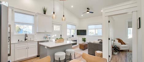 House, 1 Queen Bed with Sofa bed, Fireplace, Garden View (Rossi - #1413) | Private kitchen | Fridge, microwave, oven, stovetop