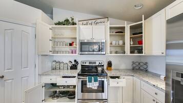 House, Multiple Beds, Patio, Garden View (Baldwin - #409) | Private kitchen | Fridge, microwave, oven, stovetop
