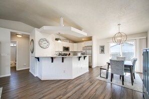 Talo, useita sänkyjä, patio, näköala puutarhaan (Baldwin - #409) | Ruokailu