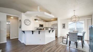 House, Multiple Beds, Patio, Garden View (Baldwin - #409) | Dining