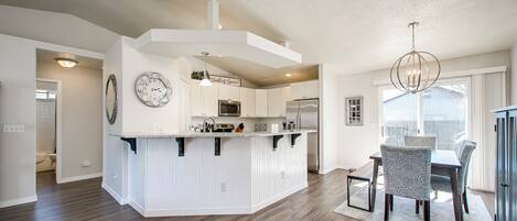 House, Multiple Beds, Patio, Garden View (Baldwin - #409) | Dining