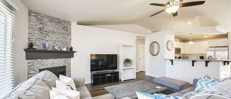 House, Multiple Beds, Patio, Garden View (Baldwin - #409) | Living area | Fireplace