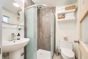 アパートメント クイーンベッド 1 台 パティオ ガーデンビュー (Sunset - #2818) | バスルーム | デザイナーバスアメニティ、ヘアドライヤー、タオル、トイレットペーパー