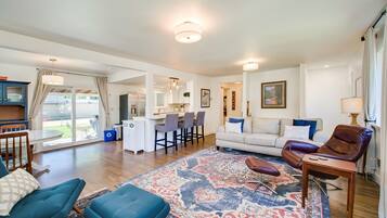 House, Multiple Beds, Kitchen (30th - #896) | Living area