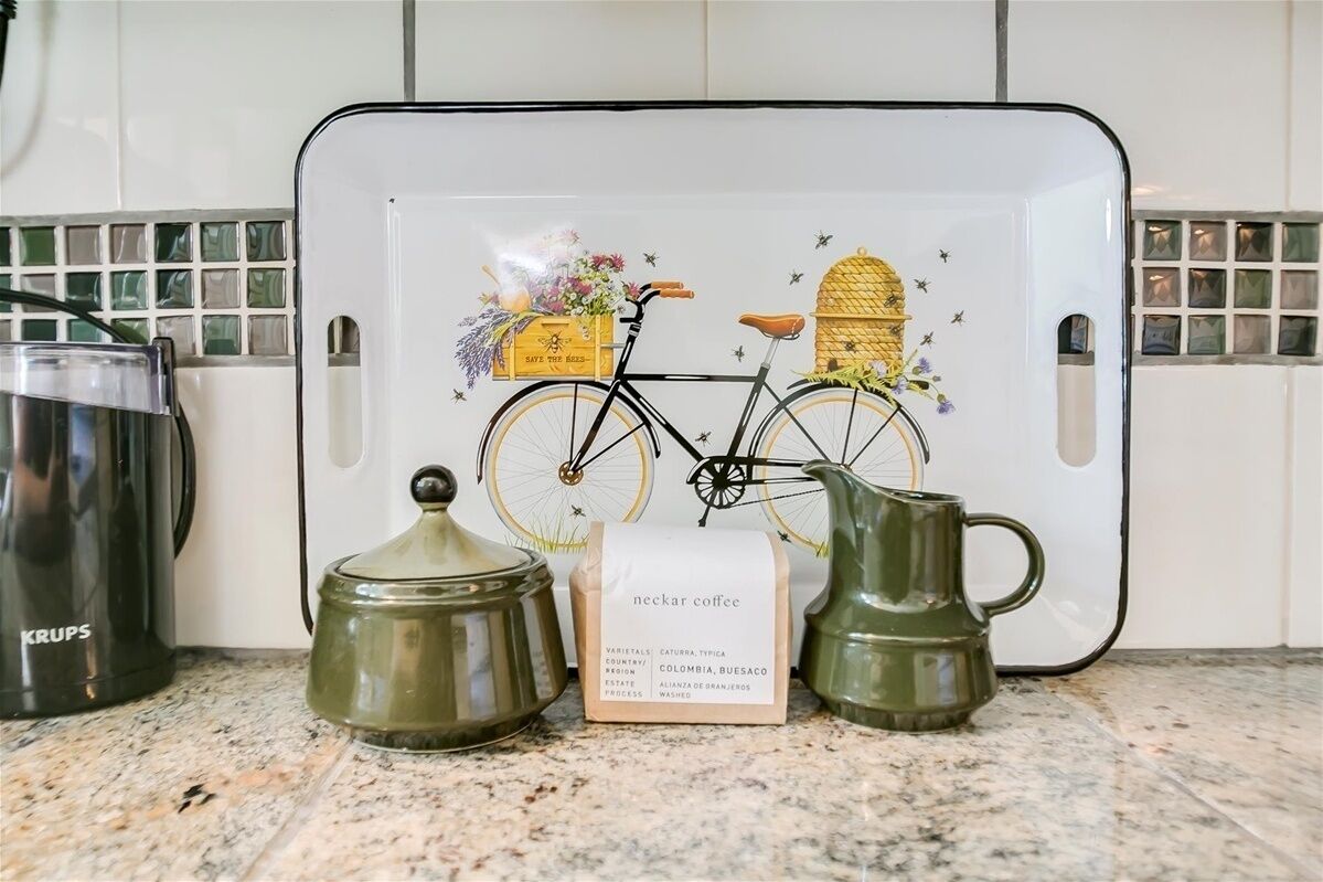 Eine Küchenarbeitsplatte mit Kaffeemaschine, Wasserkocher und Tasse.