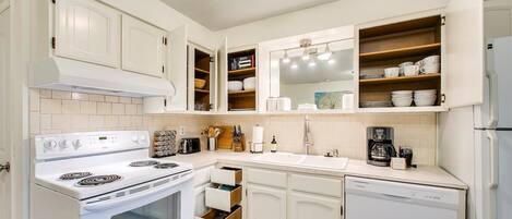 公寓式客房, 多张床, 露台, 花园景观 (Norfolk - #3178) | 私人厨房 | 冰箱、微波炉、烤箱、炉灶